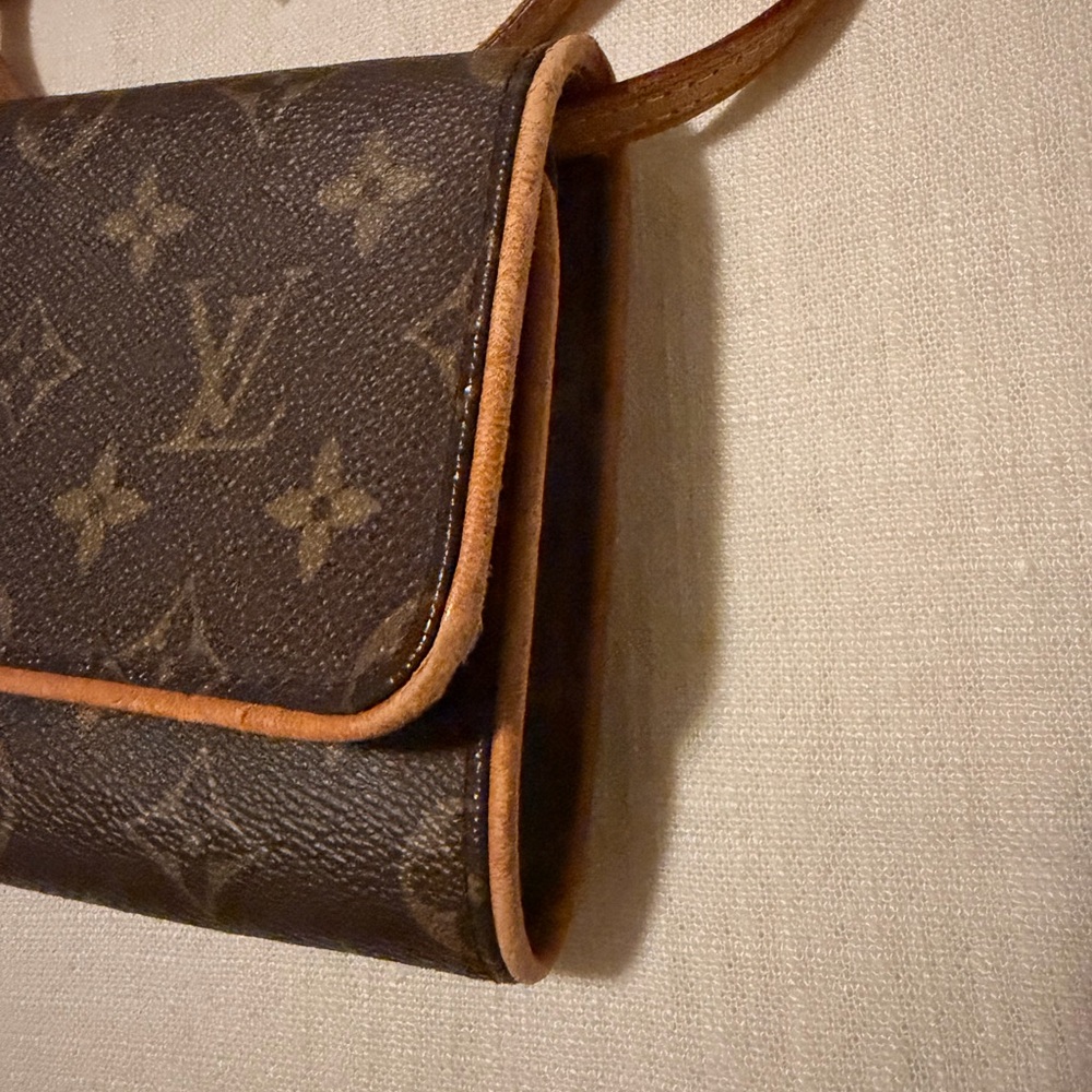 Louis Vuitton Brown Monogram Crossbody Wallet - Picture 3 of 16